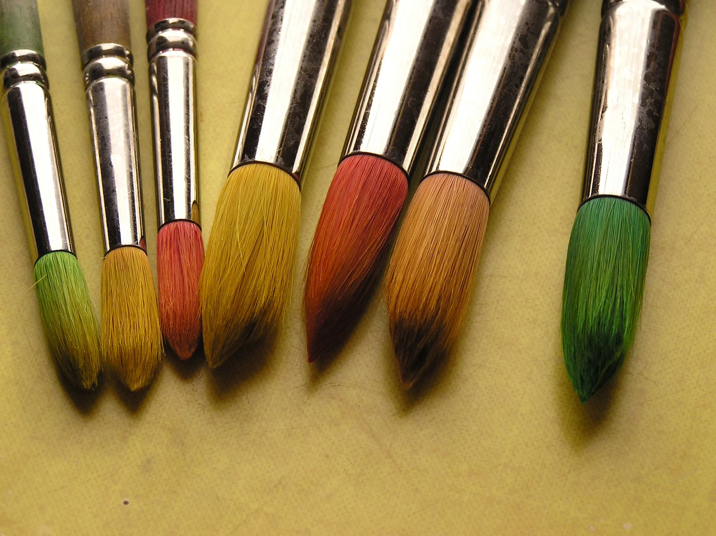 Pinsel auf Tisch