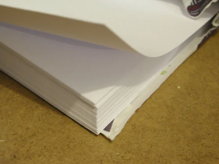 Leere Malwand mit Papier