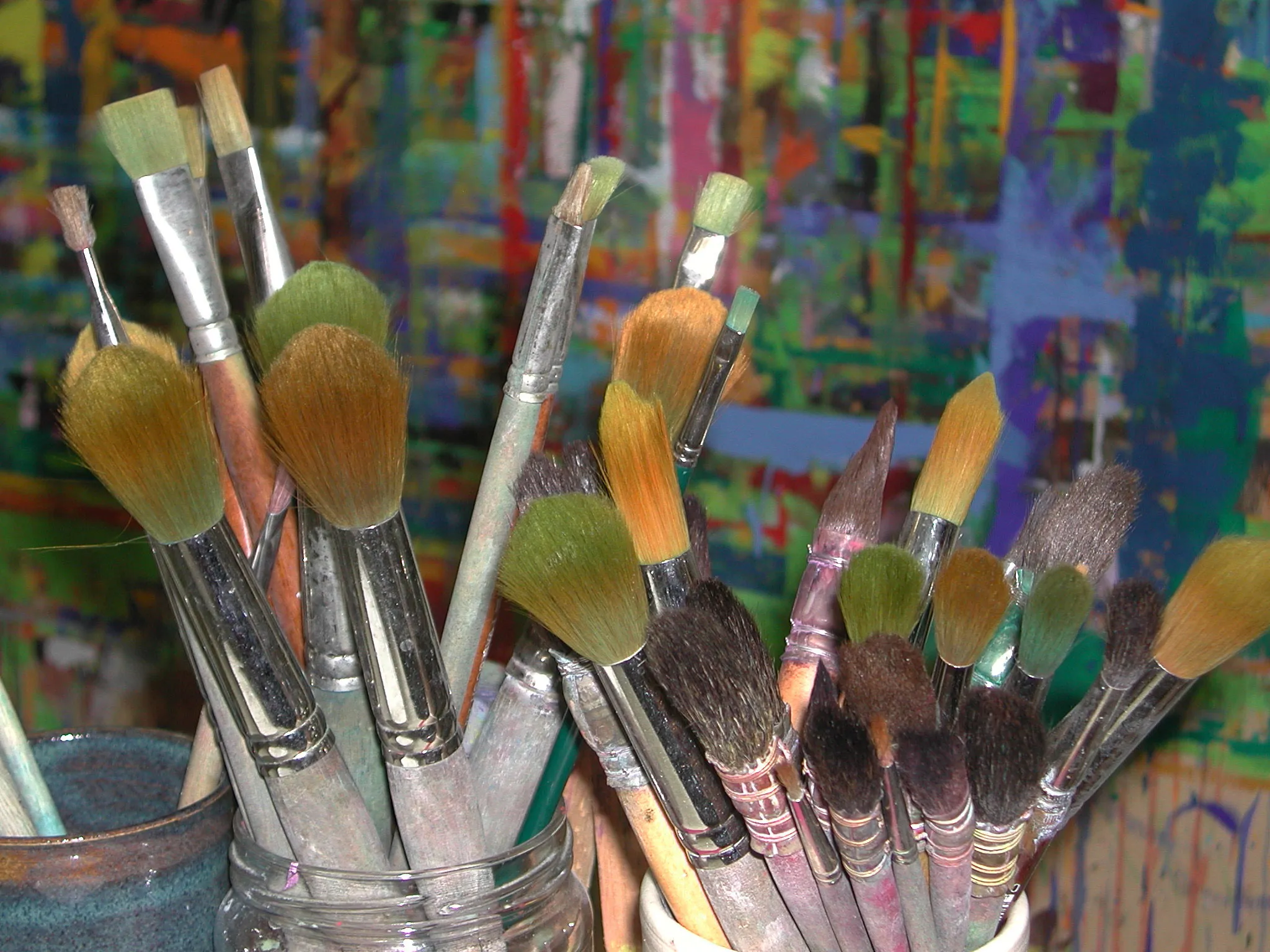 Plastikschalen mit Pinseln